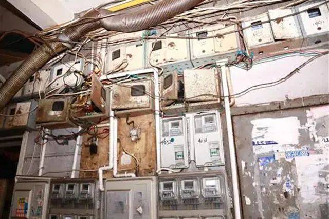為什么配電箱里不能放雜物<strong></p>
<p>配電箱
</strong>？:配電箱
