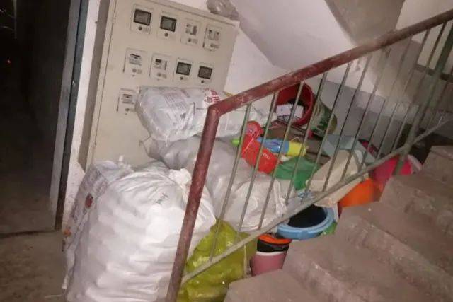 為什么配電箱里不能放雜物<strong></p>
<p>配電箱
</strong>？:配電箱
